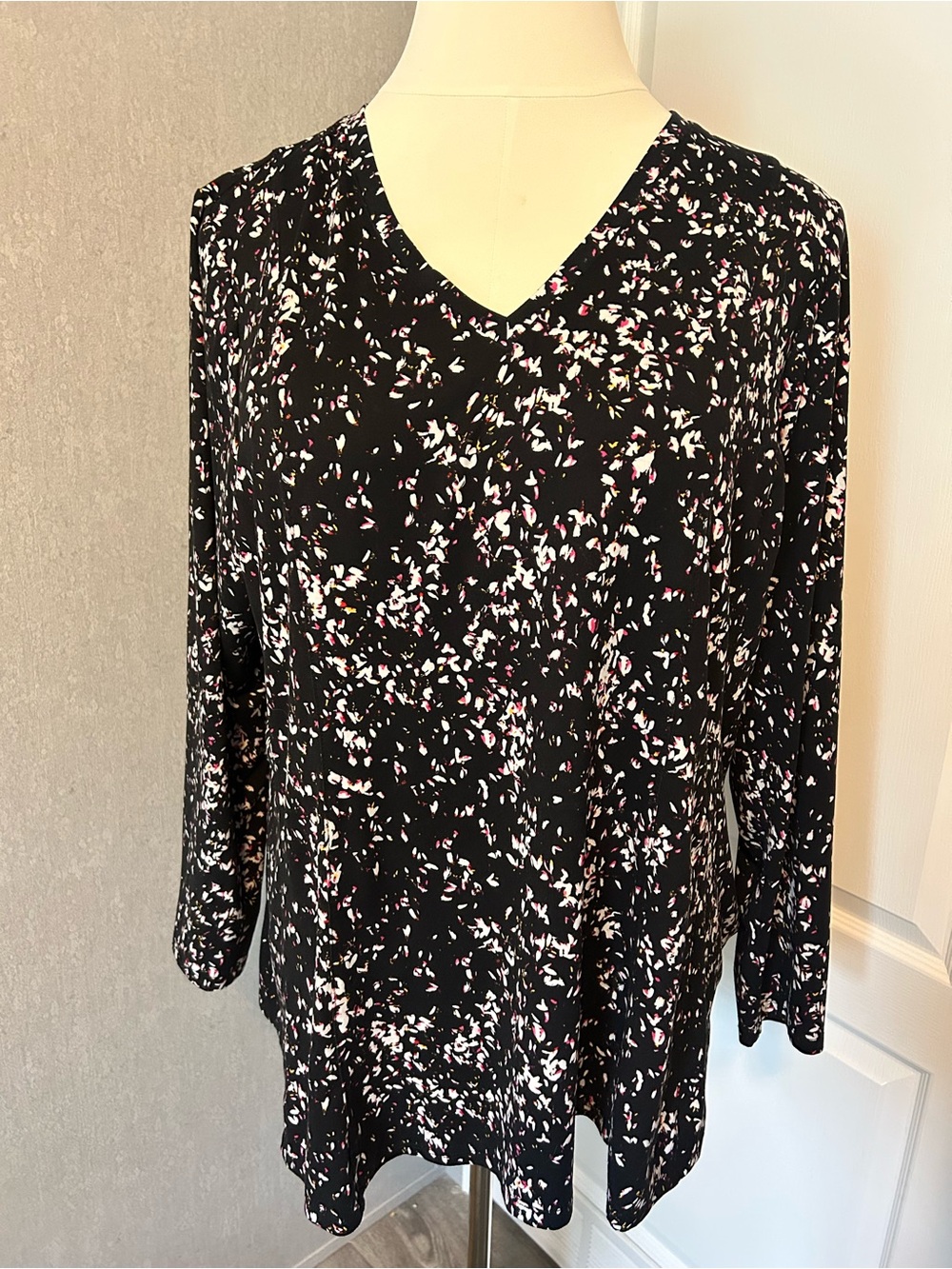 Lane Bryant Black Long Sleieve Floral V-Neck Tunic